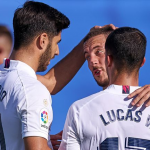 Eden Hazard omhelst teamgenoten na het scoren