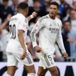 Mbappé en Bellingham in Real Madrid thuisshirt tijdens wedstrijd op het veld seizoen 2025/26
