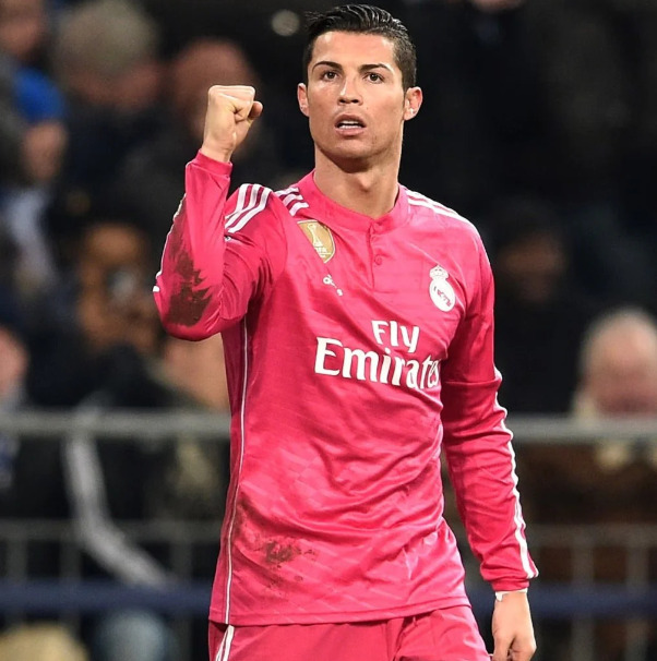 Real Madrid speler in opvallend roze uitshirt tijdens een wedstrijd, iconisch voetbalshirt uit het seizoen 2014/2015.