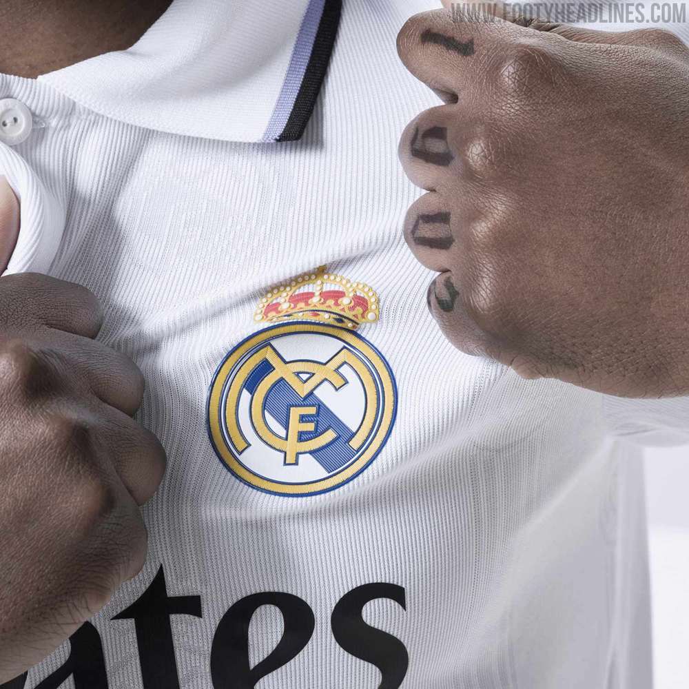 Detail van Real Madrid shirt met clublogo op witte stof, vergelijking van kwaliteit en duurzaamheid